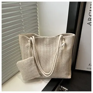Detail van gebroken witte geweven tote bag set met touwhandvatten en een etui