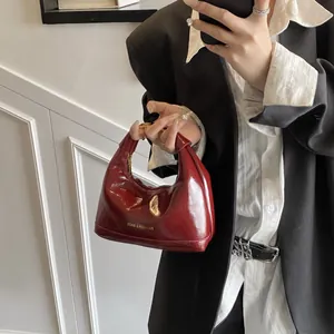 Sac à main hobo rétro en cuir verni bordeaux avec une finition miroir brillante