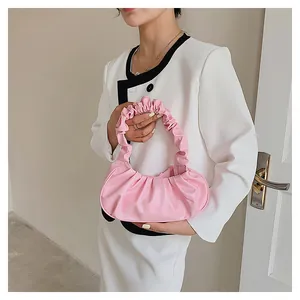 Detail der rosa Wolkentasche im Scrunchie-Stil mit weicher Faltenstruktur und Griff