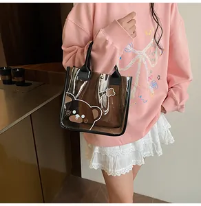 Gros plan sur le sac en PVC marron translucide avec ours mignon et poignées noires