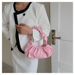 Detail der rosa gerafften Cloud-Tasche aus strukturiertem Kunstleder mit plissiertem Griffdesign