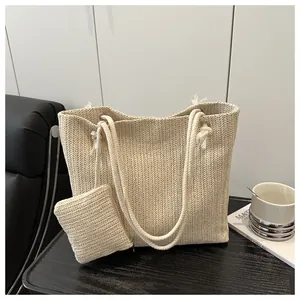 Detail van het visgraatweefsel van de beige strozak met handvatten van katoenen touw