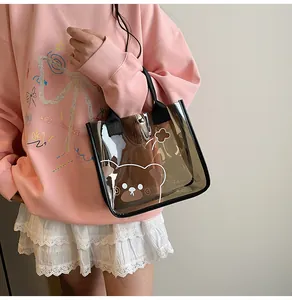 Détail du sac cabas en PVC marron transparent avec motif ours et poignée noire