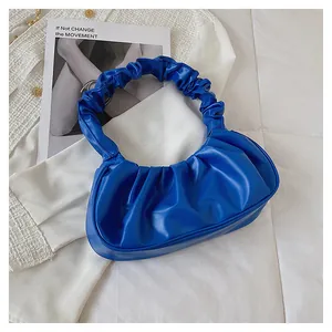Detailansicht der königsblauen Falten-Cloud-Tasche aus weichem Kunstleder-Material