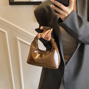 Sac hobo marron brillant rétro avec poignée pour femmes au design minimaliste vintage
