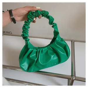 Nahaufnahme der hellgrünen Cloud-Tasche mit weichen Lederfalten und gerafftem Griff