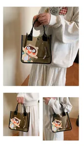 Détail du sac cabas en PVC marron transparent avec raton laveur et poignée en cuir