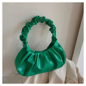 Detailansicht der smaragdgrünen Schultertasche mit exquisiter Raffung und Lederstruktur