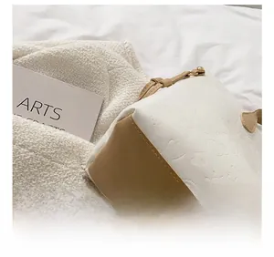 Gros plan du fond de sac cabas bicolore avec gaufrage de lapin et texte love