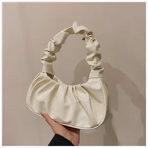 Detailansicht der Raffung und des beigen PU-Leders dieser Handtasche im Cloud-Stil