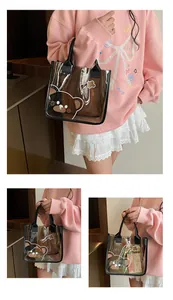Détail du sac étanche en PVC marron translucide avec ours de dessin animé et boucle