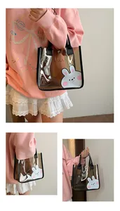 Détail du sac cabas en PVC marron transparent avec motif lapin et bouton-pression