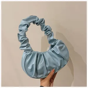 Nahaufnahme der hellblauen Falten-Cloud-Bag mit weichem Kunstleder und Handgriff