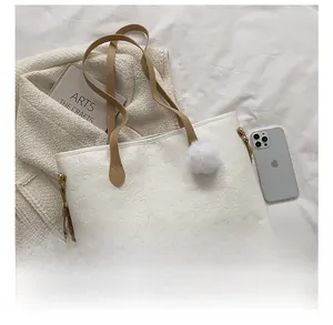 Comparaison détaillée de la taille du cabas blanc gaufré avec un smartphone