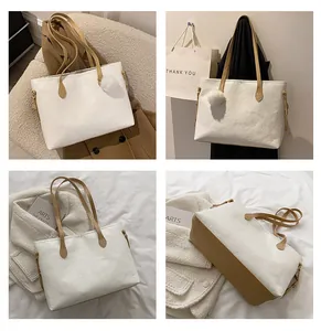 Détails du sac cabas blanc gaufré avec motifs de dessins animés et pompon décoratif