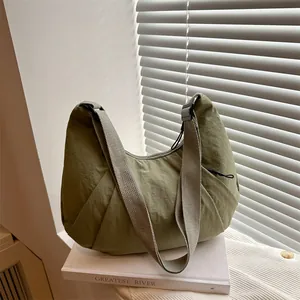 Bolso de nailon plisado verde oliva con correa ancha ajustable para mujer moderna