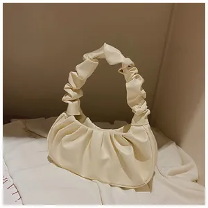 Nahaufnahme der cremefarbenen Wolken-Tasche mit passendem gerafftem Kunstledergriff