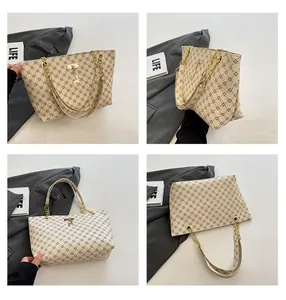 Vista multiángulo de bolso tote beige con patrón geométrico y colgante de ciervo