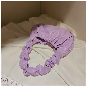 Detailansicht der hellvioletten Plisseetasche mit elegantem Spiraldetail am Tragegriff