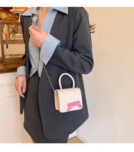 Mini sac bandoulière avec nœud rose porté par un mannequin en tenue décontractée