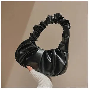 Detailansicht der schwarzen Cloud-Tasche mit eleganter Raffung und weichem Griff