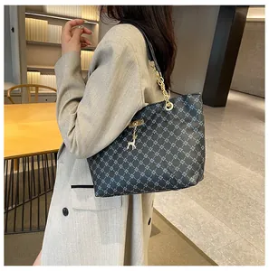 Bolso tote moderno con estampado geométrico, correa de cadena y colgante de ciervo dorado