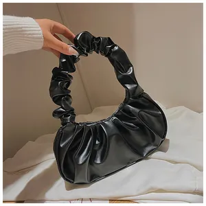 Detailansicht der schwarzen Cloud Bag mit glänzendem PU-Leder und gerafften Falten