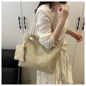 Detail van stro geweven tote set met grote handtas en bijpassende kleine rits portemonnee