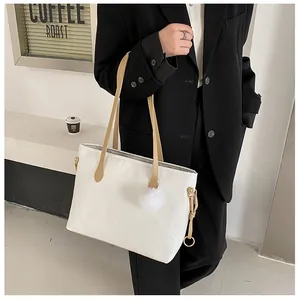 Vue détaillée du sac cabas en cuir gaufré blanc avec texture à motifs floraux élégants