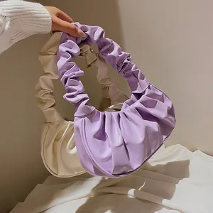 Schicke plissierte Wolkentüten in Lila und Off-White für trendiges Fashion-Styling