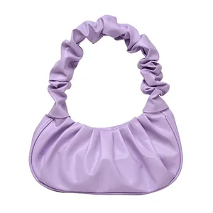 Schicke lavendelfarbene geraffte Hobo-Tasche aus Kunstleder mit trendigem Griff für Damen