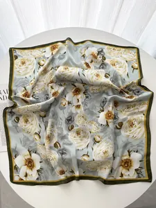 Dettaglio di un foulard in seta con stampe floreali blu e timbri vintage
