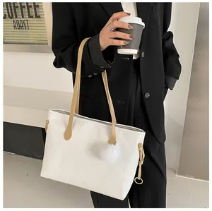 Gros plan d'un sac cabas en cuir blanc gaufré avec motifs de papillons et cœurs élégants