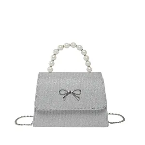 Silberne Glitzertasche mit Perlengriff und Metallschleife für Damen mit Kette