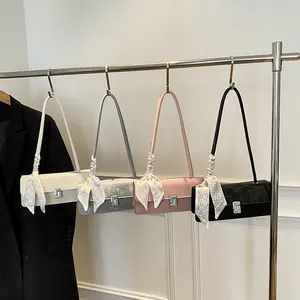 Chique damesschoudertas met zijden sjaal en metalen gesp in diverse kleuren