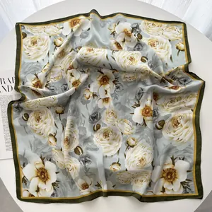 Elegante foulard in seta 70cm con motivi floreali vintage e bordi verdi