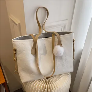 Sac Fourre-tout en Cuir PU Grande Capacité Gaufré Dessin Animé Femme Sac à Main Avec Pendentif Pompon Mode Quotidienne