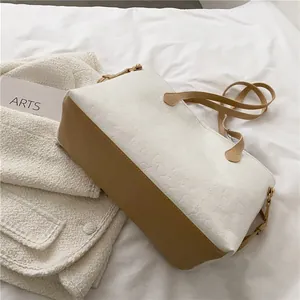 Sac fourre-tout tendance en cuir crème et camel avec motifs gaufrés pour femmes élégantes
