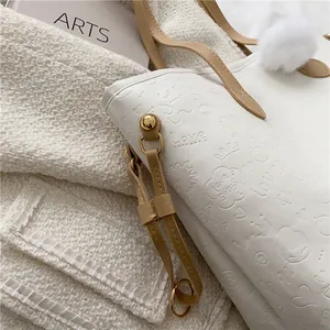 Sac fourre-tout spacieux en cuir souple blanc avec gaufrage cœur et charms en fourrure