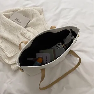 Sac fourre-tout blanc minimaliste avec bretelles marron et grand espace de rangement