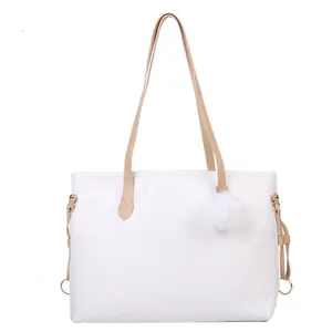 Sac cabas blanc gaufré avec motifs de dessins animés et pompon sur anses brunes