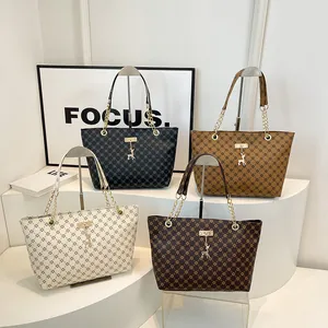 Bolso Tote de Gran Capacidad para Mujer Cuero PU Monograma Geométrico Bolso de Hombro Con Colgante de Ciervo Cadena de Metal