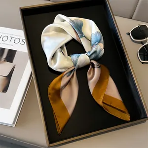 Detailansicht eines eleganten Ginkgoblatt-Seidentuchs in einer Luxus-Geschenkbox