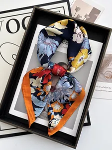Foulard soyeux à motifs floraux sur fond bleu marine avec décorations artistiques