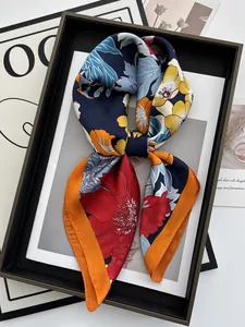 Détails du foulard en soie à imprimé floral avec bordures orange et motifs marine