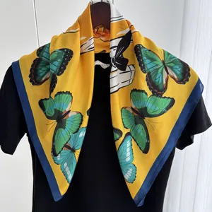 Élégant foulard en soie jaune avec motifs de papillons verts et bordure bleue pour femme