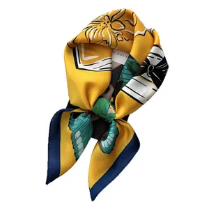 Foulard en soie jaune élégant avec imprimés papillon et bordures bleu foncé