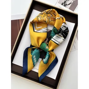 Carré en soie jaune avec motifs papillons et fleurs dans son coffret cadeau doré chic
