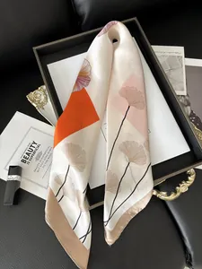 Detailansicht eines Seidenschals mit Ginkgoblatt-Print und geometrischem Farbmuster