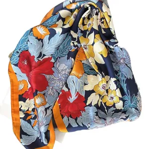 Carré en satin au toucher soie avec imprimé floral coloré et bordures orange vif